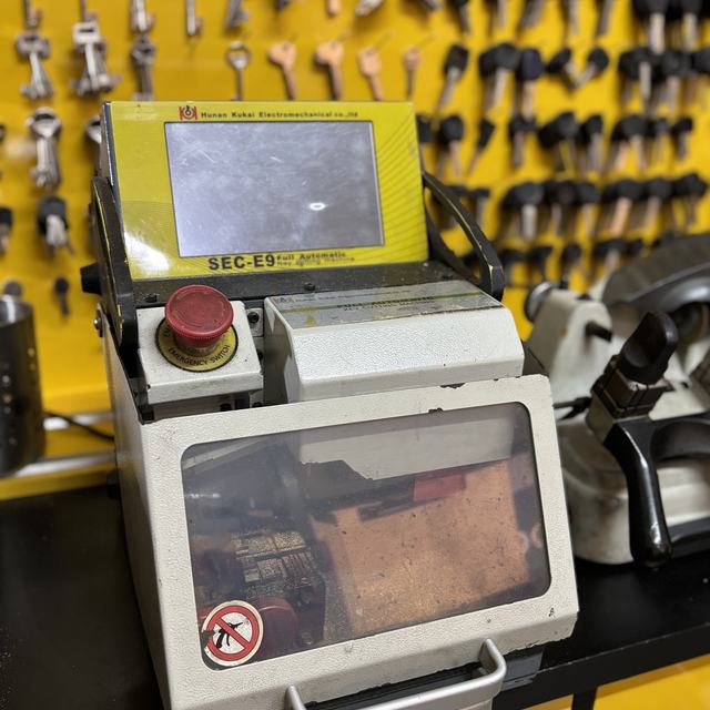 Máquina automática de corte de chaves com tela
